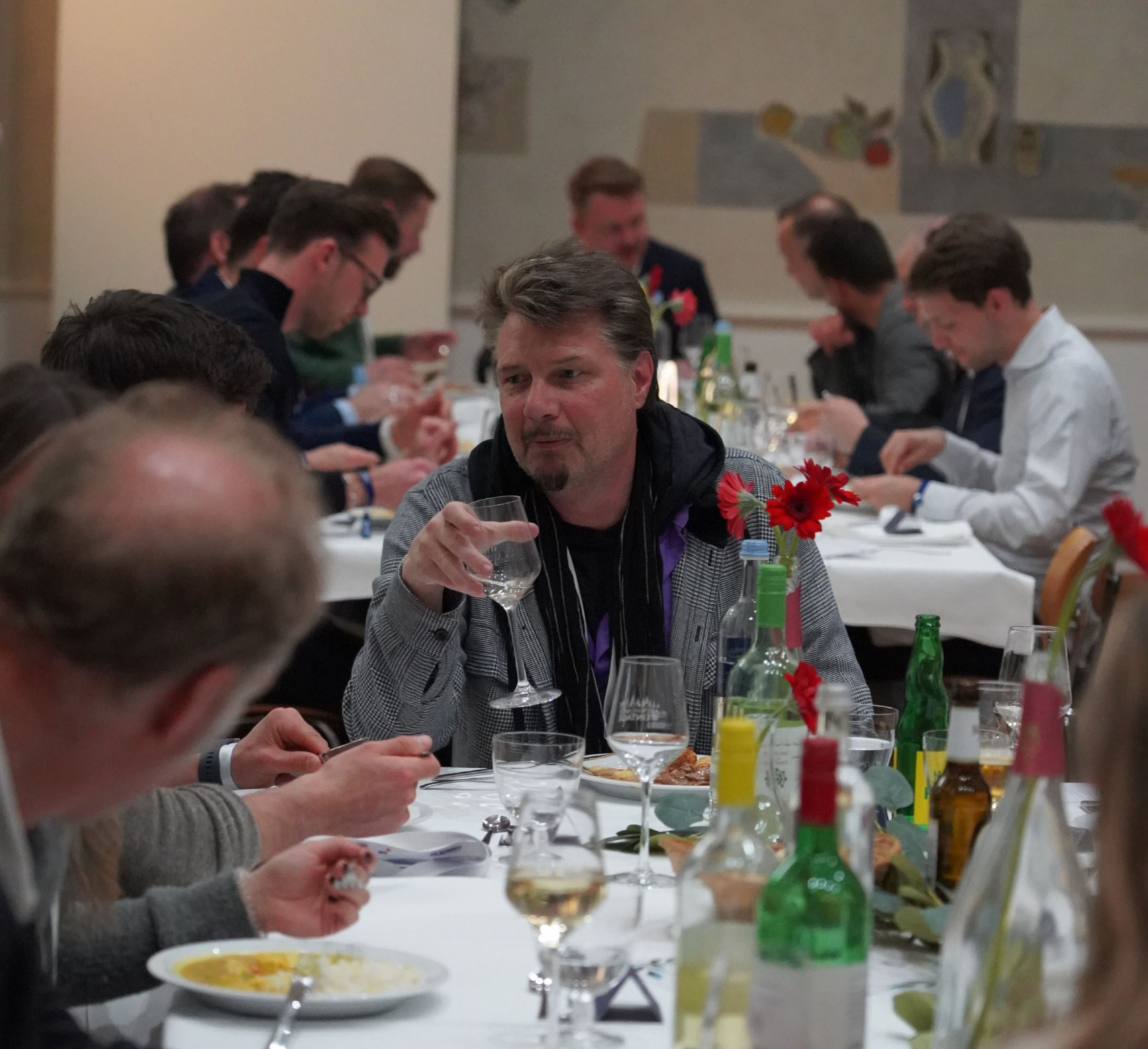 Mattias in a table eating with some people